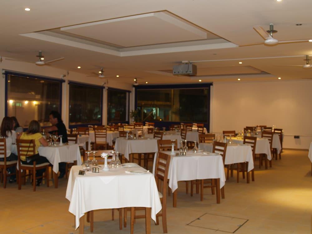 Daphne Hotel Apartments (Adults Only) Paphos Ngoại thất bức ảnh