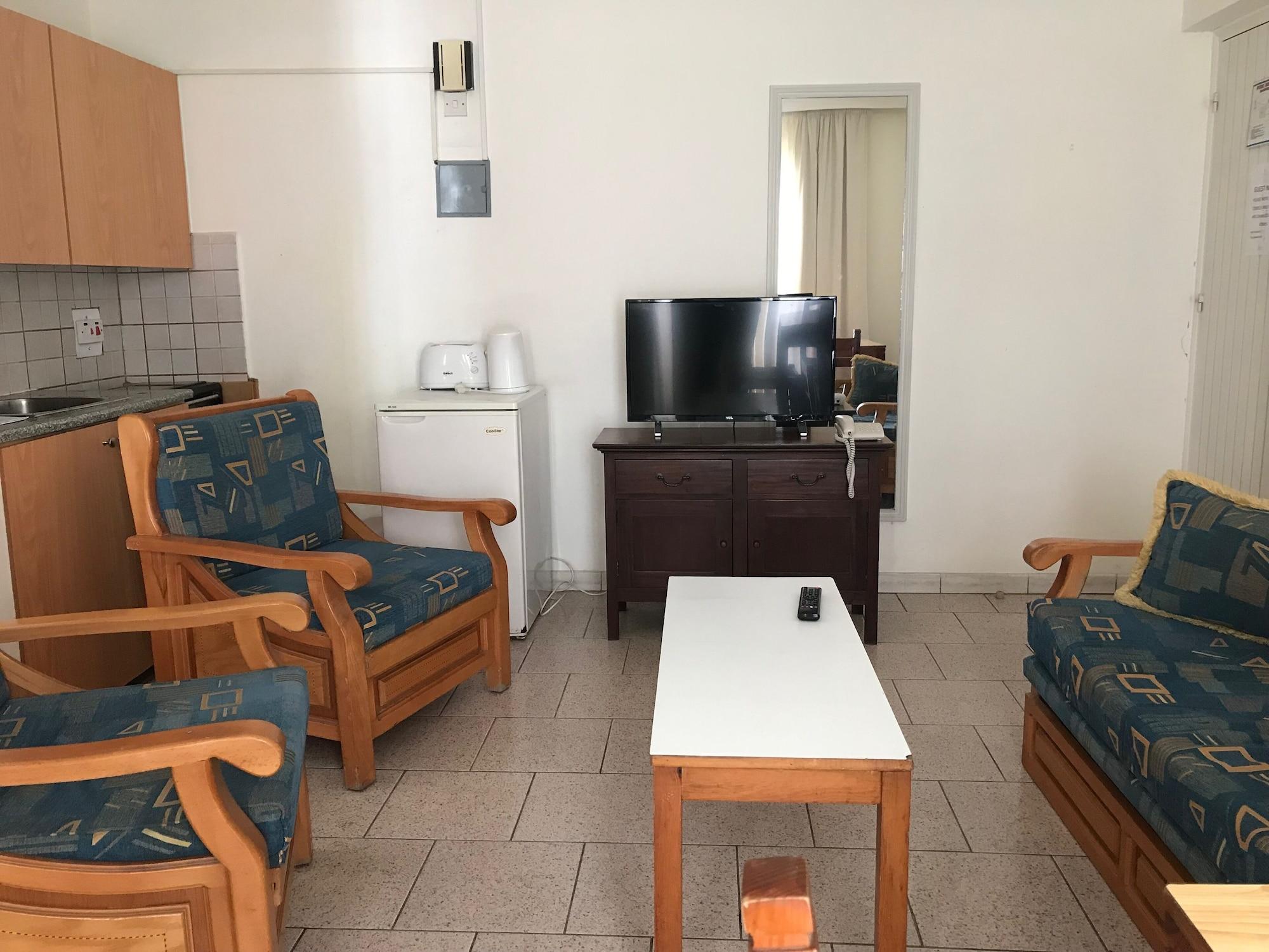 Daphne Hotel Apartments (Adults Only) Paphos Ngoại thất bức ảnh