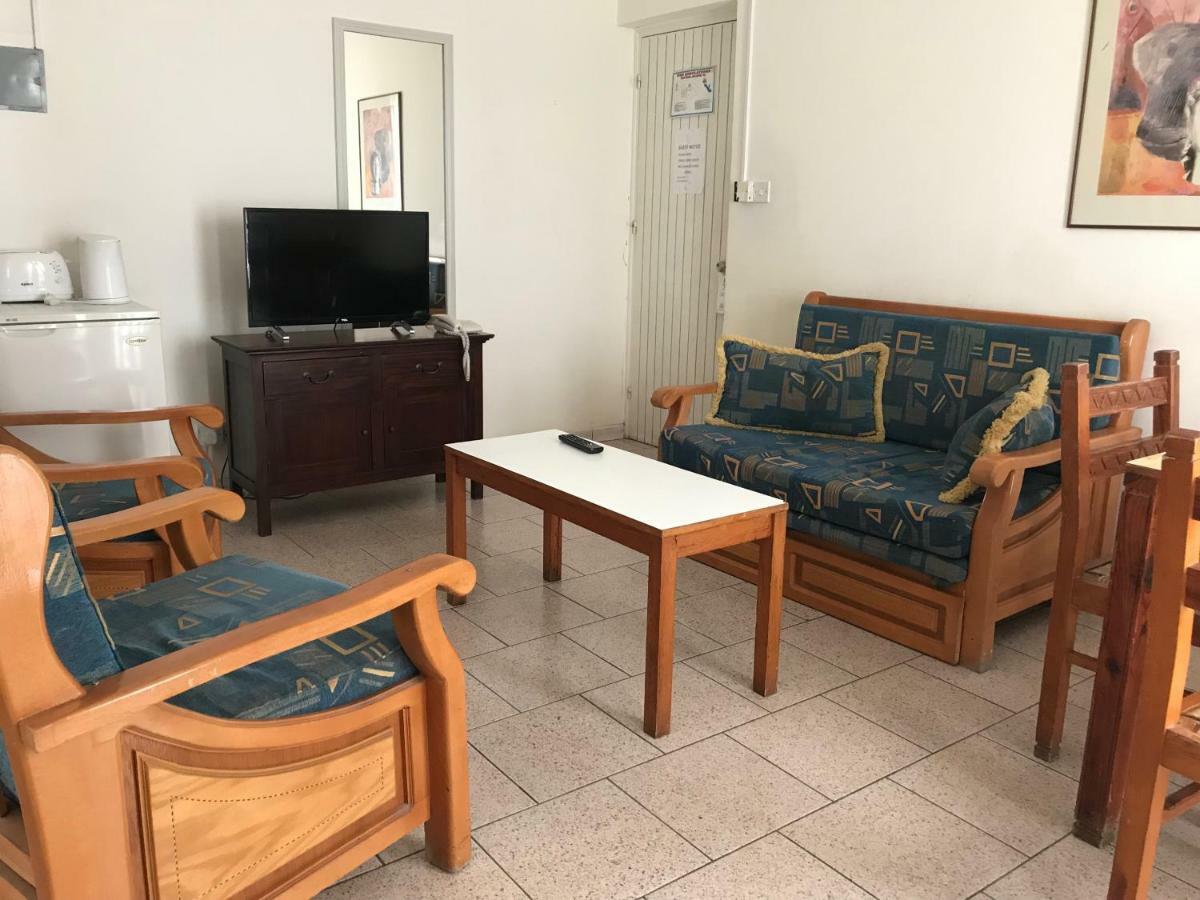 Daphne Hotel Apartments (Adults Only) Paphos Ngoại thất bức ảnh