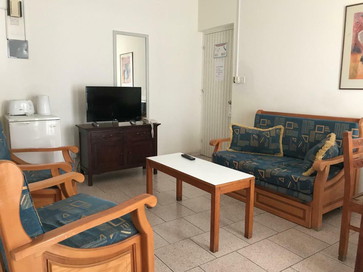 Daphne Hotel Apartments (Adults Only) Paphos Ngoại thất bức ảnh