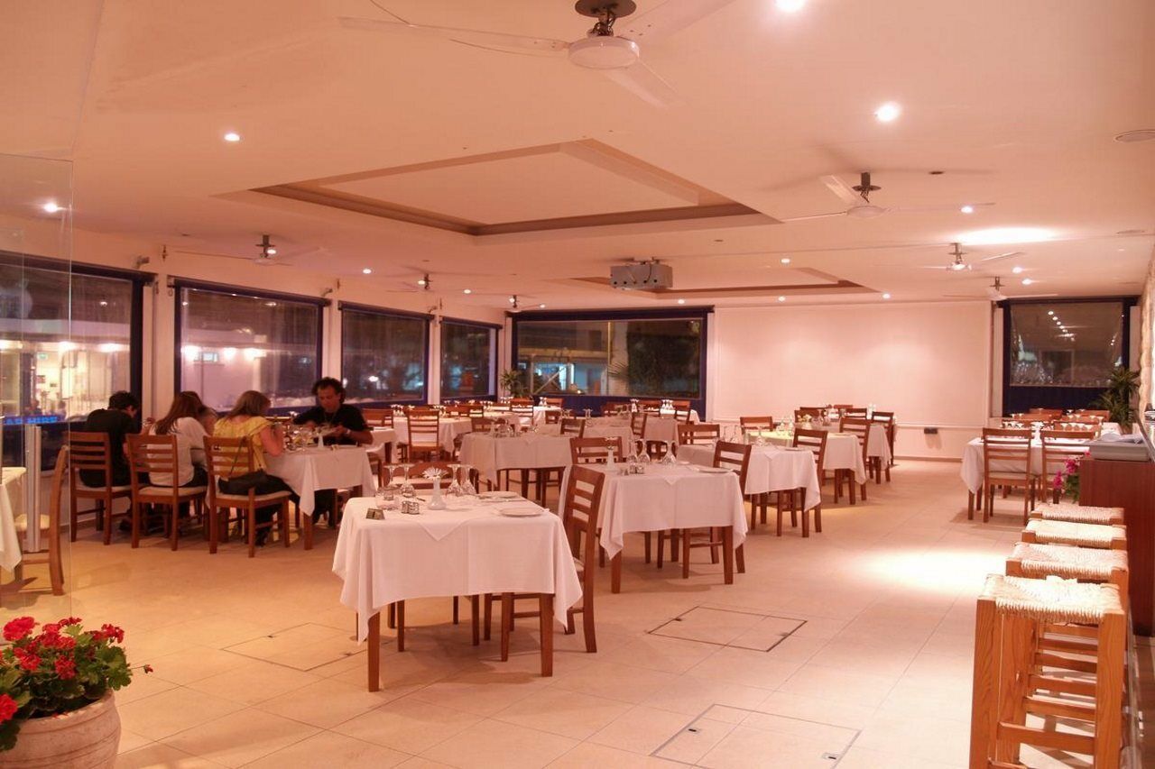 Daphne Hotel Apartments (Adults Only) Paphos Ngoại thất bức ảnh